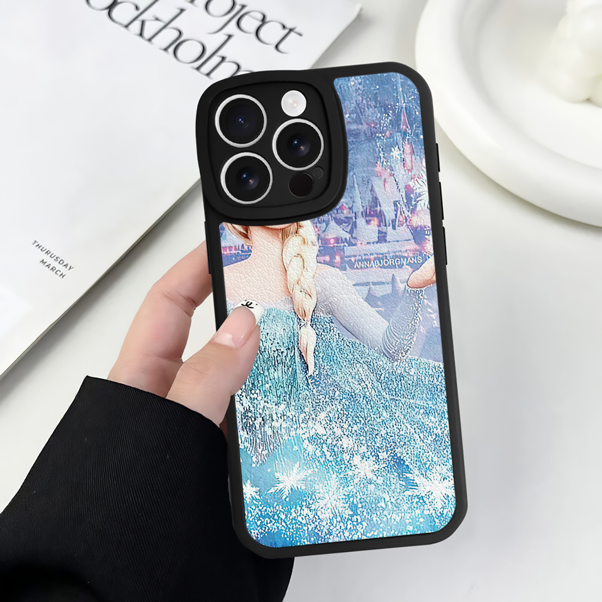 （画像用） アナと雪の女王 アンナ エルサ Frozen Anna Elsa 【iPhone 16シリーズ対応】シリコンスマホケース（レザー調） 材質：シリコン